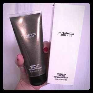 New MAC Mineralize Volcanic Ash Exfoliator